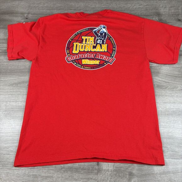 TIM DUNCAN Character Award Winner T-Shirt Mens Size Large San Antonio Spurs Red - Picture 8 of 11